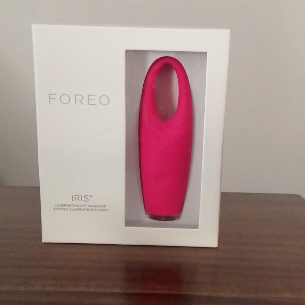 Foreo iris illuminating eye massager